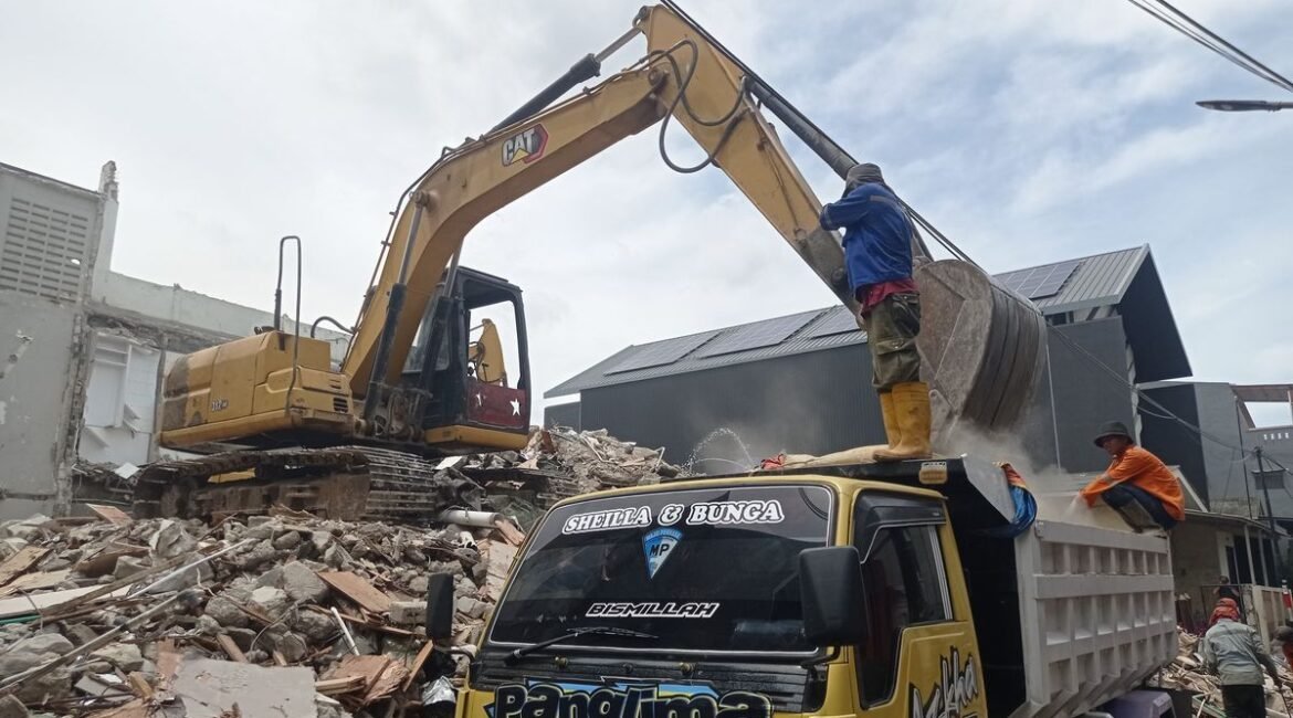 Ekskavator Melanda! Rumah Ahmad Sahroni di Tanjung Priok Dibongkar Usai Penjarahan – Tangani Kerusakan Besar, Bangun Ulang di Atas Lahan Lama