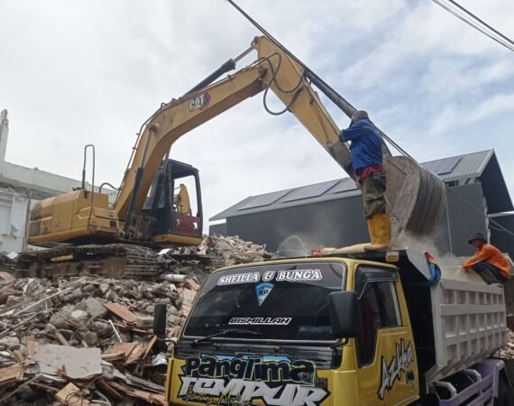 Ekskavator Melanda! Rumah Ahmad Sahroni di Tanjung Priok Dibongkar Usai Penjarahan – Tangani Kerusakan Besar, Bangun Ulang di Atas Lahan Lama