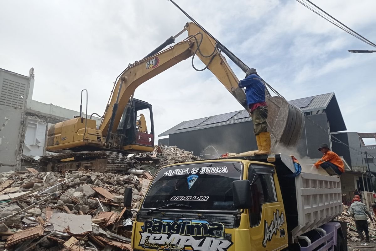 Ekskavator Melanda! Rumah Ahmad Sahroni di Tanjung Priok Dibongkar Usai Penjarahan – Tangani Kerusakan Besar, Bangun Ulang di Atas Lahan Lama