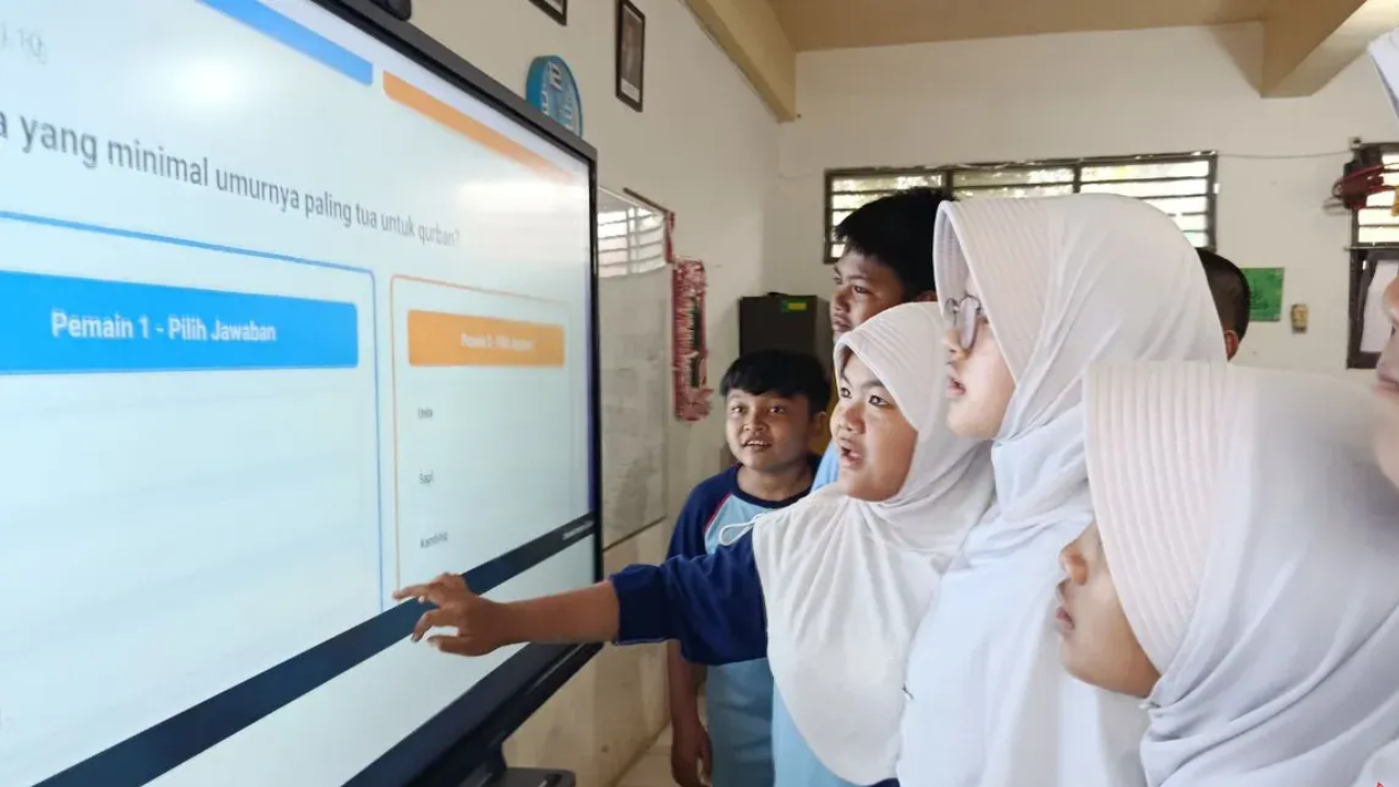 Dukung Transformasi Digital, DPRD Kota Bekasi Ingatkan Sekolah: Rawat Smartboard dan Siapkan SDM Guru!