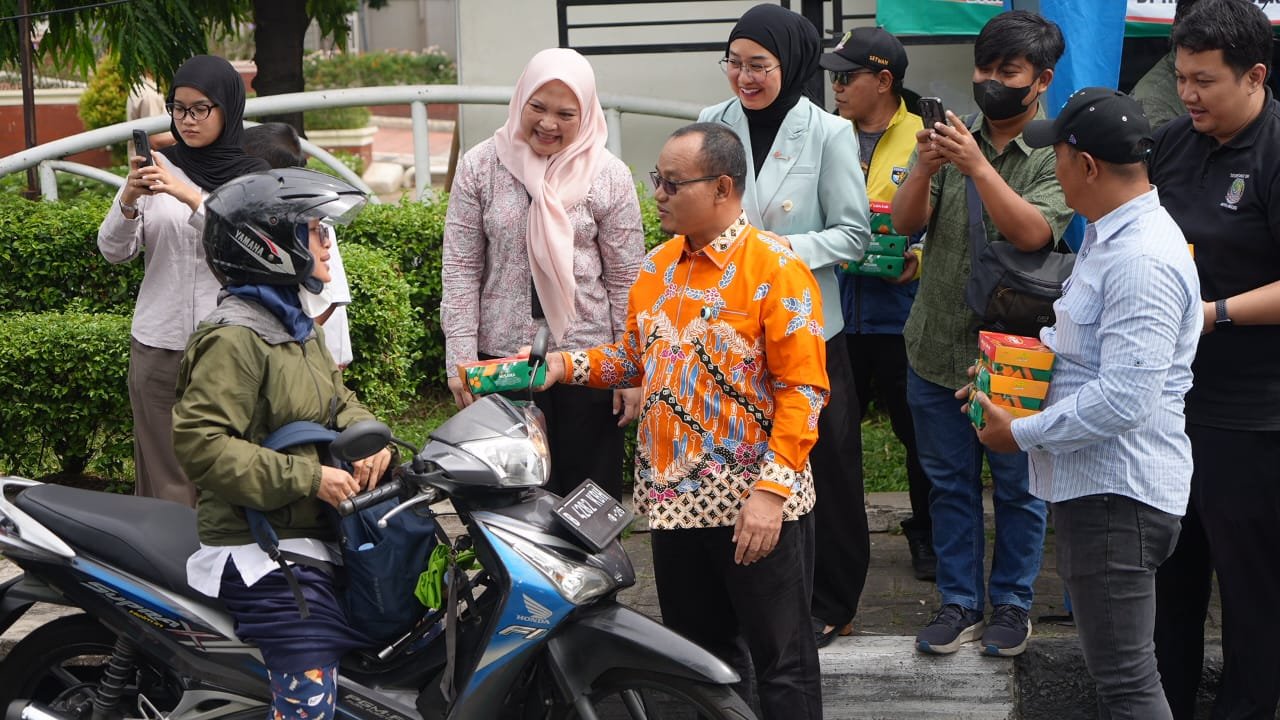 DPRD Kota Bekasi Gelar Jumat Berkah: Ratusan Paket Makanan Dibagikan kepada Pengendara