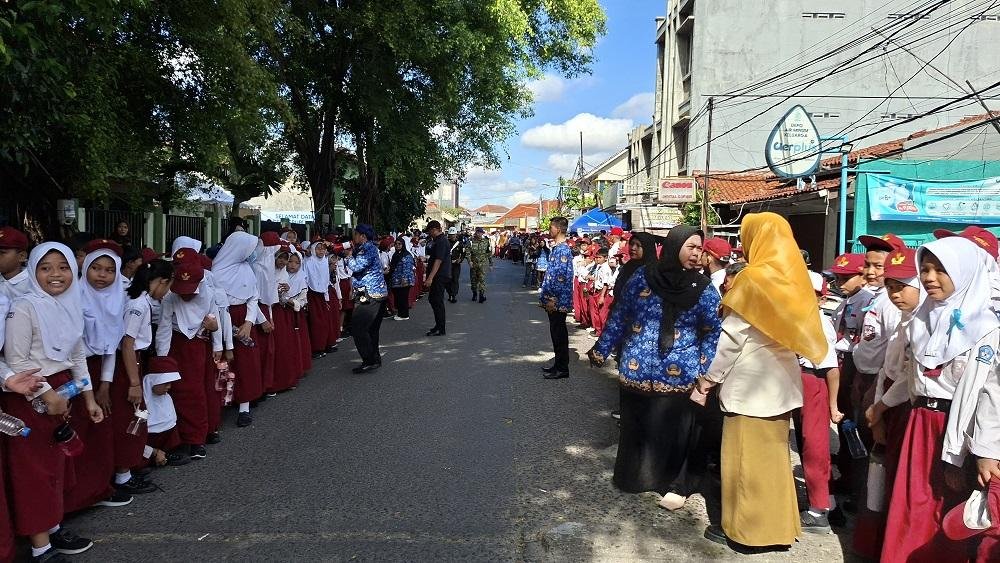 Suasana Meriah Sambut Presiden Prabowo di Bekasi: Ribuan Pelajar Penuhi Jalan Komodo Raya, Kunjungi SMPN 4