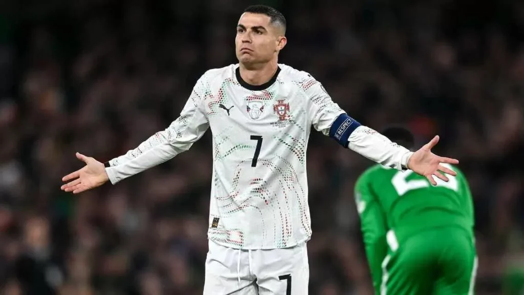 Usia 40 Tahun, Cristiano Ronaldo Dicap ‘Si Bayi Besar’ Usai Kartu Merah Pertama untuk Portugal