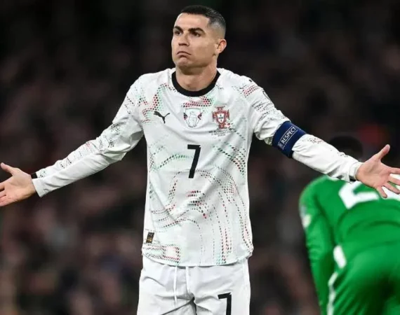 Usia 40 Tahun, Cristiano Ronaldo Dicap ‘Si Bayi Besar’ Usai Kartu Merah Pertama untuk Portugal