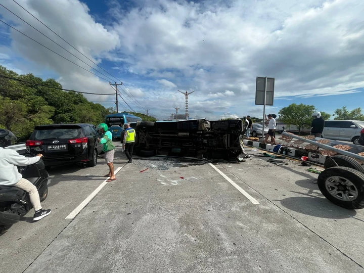 Tragedi di Pintu Keluar Tol Bali Mandara: Bus Pariwisata Terguling, 13 Turis China Luka-luka