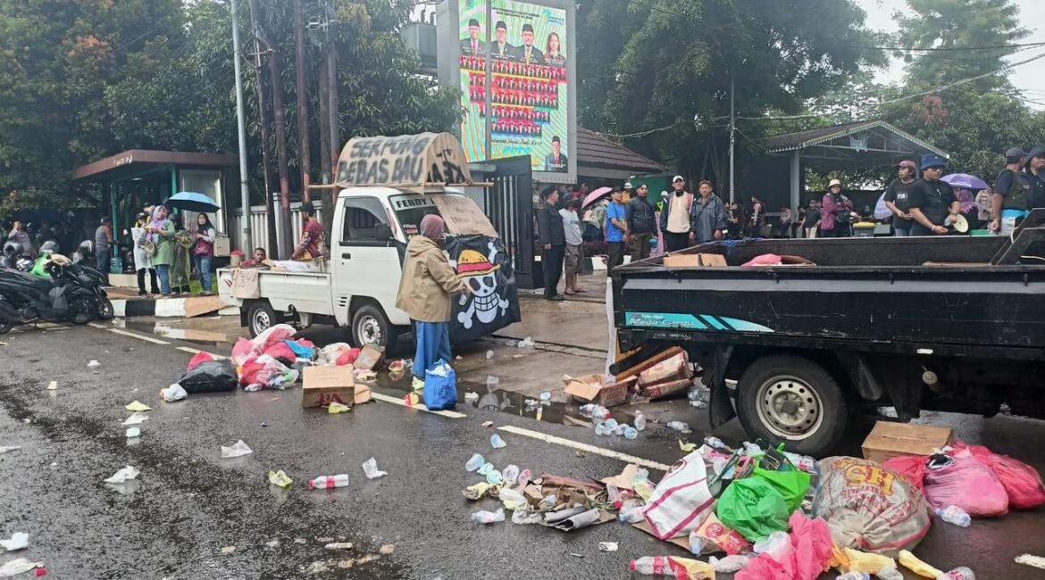 096979200_1766039539-warga_tangsel_demo_DPRD