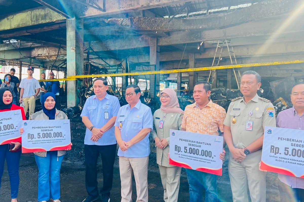 Pramono Anung Turun Langsung Tinjau Pasar Kramat Jati Usai Kebakaran, Bantu 121 Pedagang dengan Rp 5 Juta per Kios