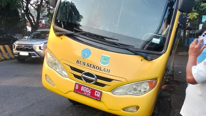 Gara-gara Putar Balik, Bus Sekolah Berisi 10 Siswa Terperosok Lubang Galian di Ciputat, Lalin Macet Panjang!