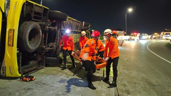 Detik-detik Menegangkan Bus Terguling di Tol Krapyak Semarang, Evakuasi Korban Terjepit Berlangsung Berjam-jam