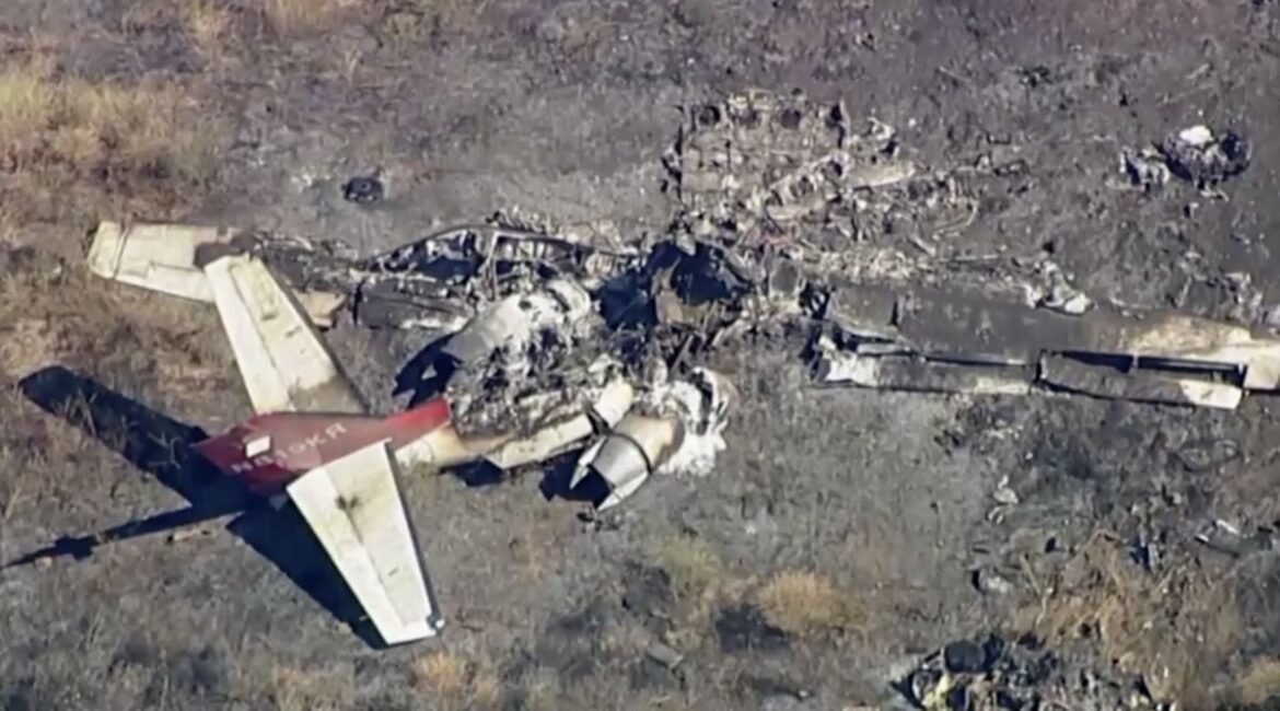 keenam-orang-di-dalam-jet-perusahaan-kecil-tewas-ketika-pesawat-itu-jatuh-dan-terbakar-di-lapangan-dekat-bandara-tenggara-los--2_169