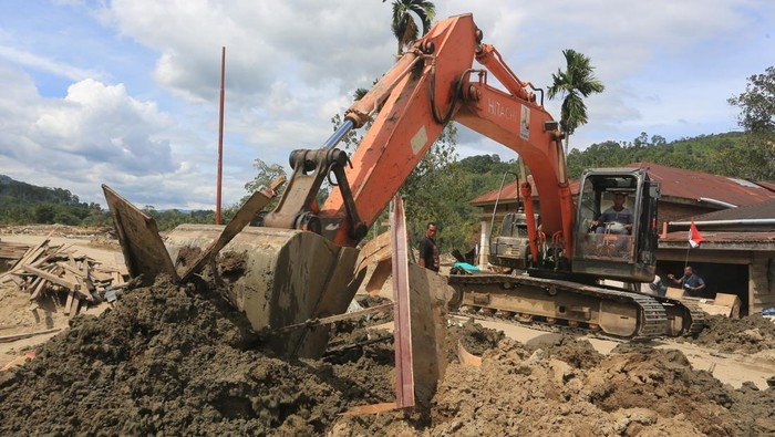 Berjibaku Lawan Lumpur! Alat Berat Dikerahkan Bersihkan Sisa Banjir Bandang di Aceh Tenggara