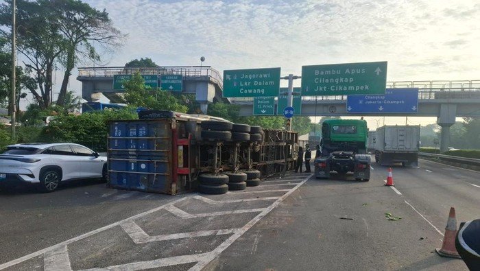Awas Macet! Truk Kontainer Terguling di Tol JORR, Arus Lalu Lintas ke Cikunir Tersendat Parah