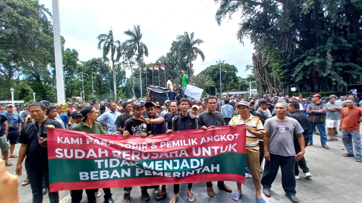Imbas Demo Sopir Angkot di Balai Kota Bogor: Jalan Dijuanda Ditutup, Arus Lalu Lintas Lumpuh Total