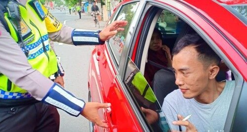 Merokok Sambil Nyetir Cuma Didenda? MK Digugat, Pemohon Minta Ditambah Sanksi Kerja Sosial Sapu Jalan!