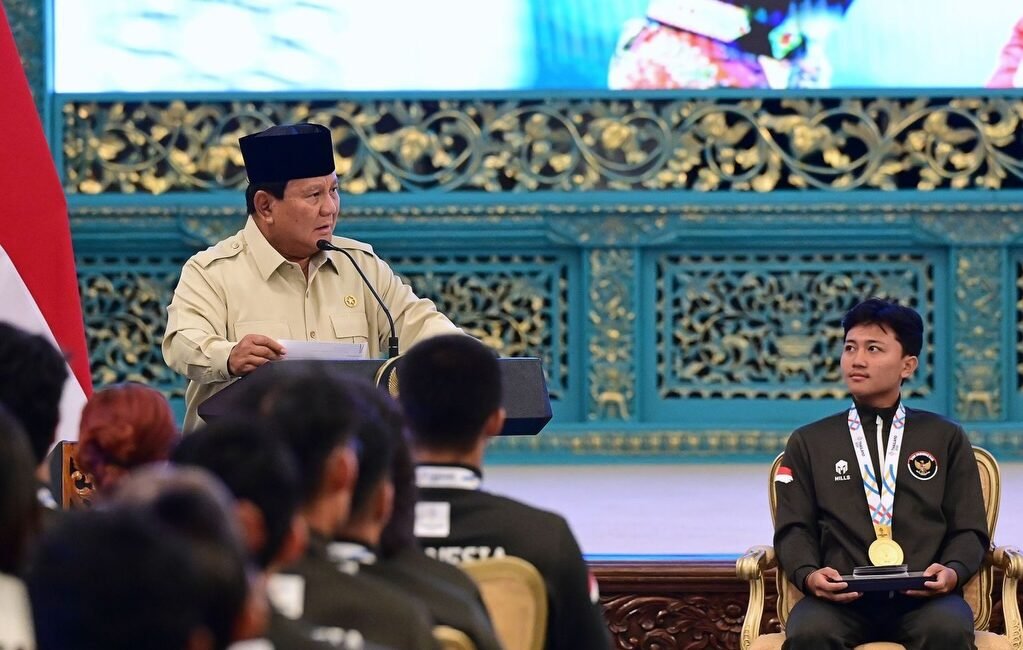 Mendampingi Bapak Presiden Prabowo Subianto menerima dan memberikan penghargaan kepada kontingen