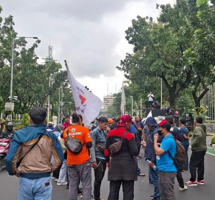 massa-buruh-gelar-demonstrasi-di-depan-balai-kota-dki-beliadetikcom-1769577436820_11