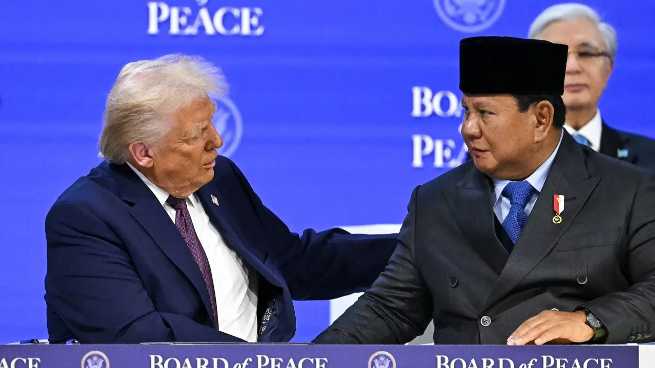 Momen Akrab di Davos: Donald Trump Tepuk Pundak Prabowo dan Sebut “Tough Guy” Saat Penandatanganan Kerja Sama