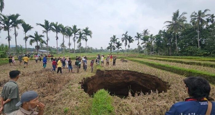 Geger! Lubang Raksasa Misterius Tiba-tiba Muncul di Tengah Sawah Warga Sumbar, Fenomena Apa?