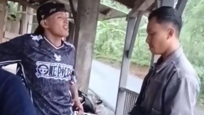 Viral! Kritik Jalan Rusak, Pemuda Garut Malah Diamuk Keluarga Kades: “Mau Tenar Kamu?”
