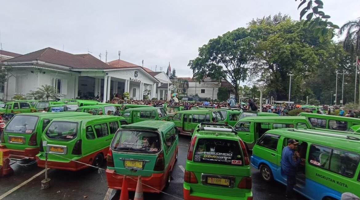 sopir-angkot-geruduk-balai-kota-bogor-1769054456538_169