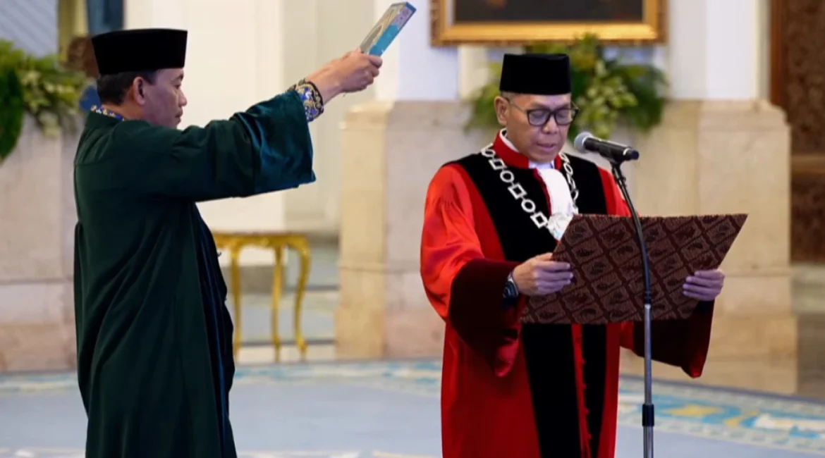 698460f6b00ff-pembacaan-sumpah-adies-kadir-sebagai-hakim-konstitusi-di-mahkamah-konstitusi-mk-dalam-prosesi-yang-digelar-di-istana-kepresidenan-jakarta-pusat-kamis-52_1265_711