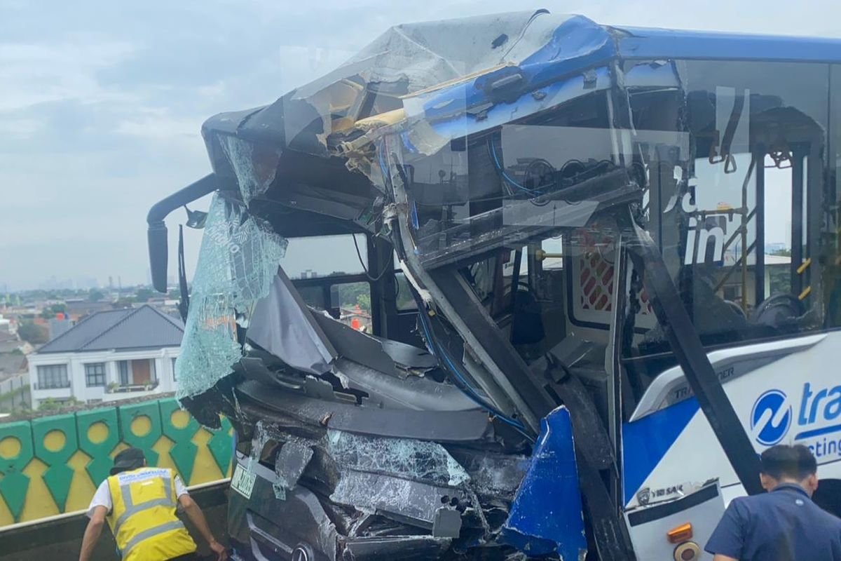 Tabrakan Dua Bus Transjakarta di Jalur ‘Langit’ Koridor 13, Ratusan Penumpang Dievakuasi