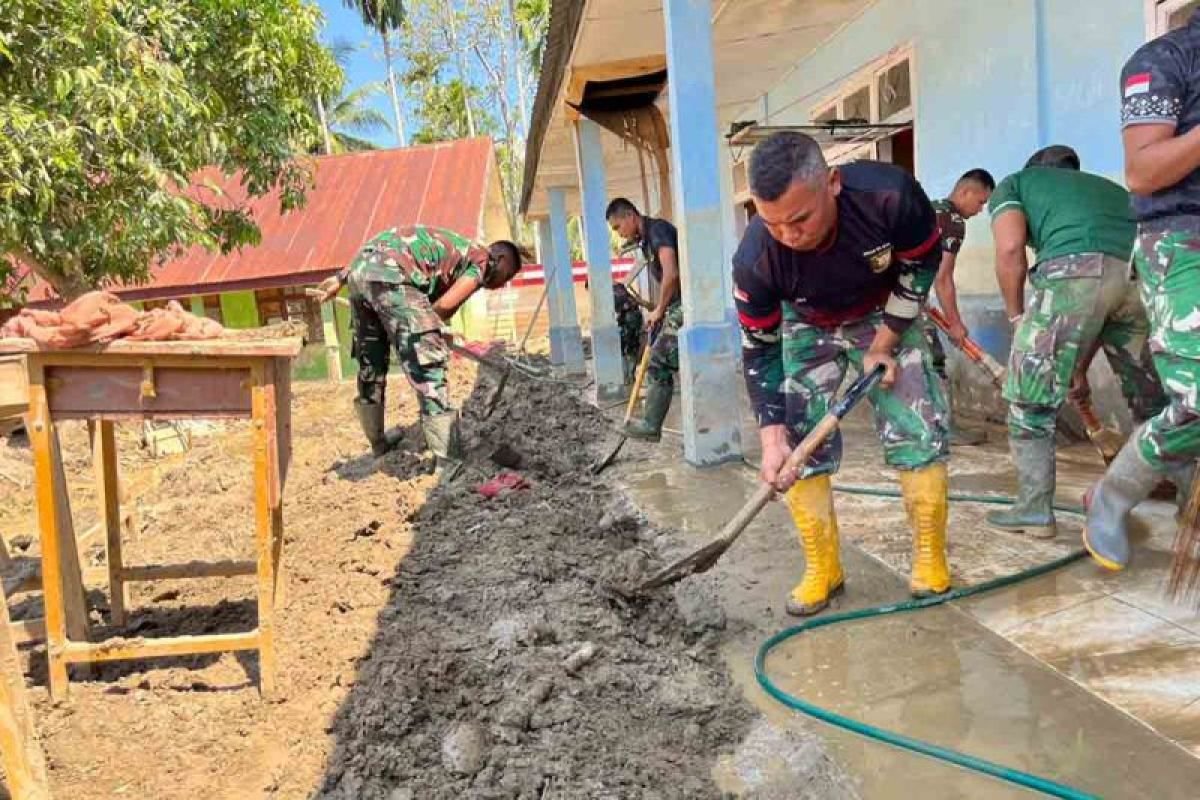 Pendidikan Tak Boleh Terhenti: TNI AD Bahu-Membahu Bersihkan Ulang Sekolah Pascabanjir di Sumut