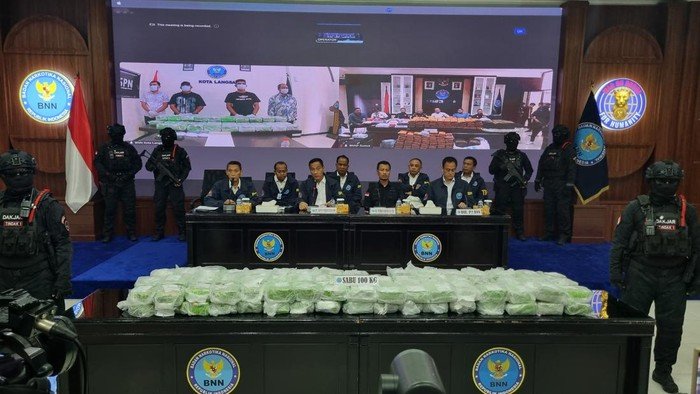 konferensi-pers-bnn-gagalkan-peredaran-sabu-16-kg-di-aceh-senilai-rp-208-m-1770272490154_169