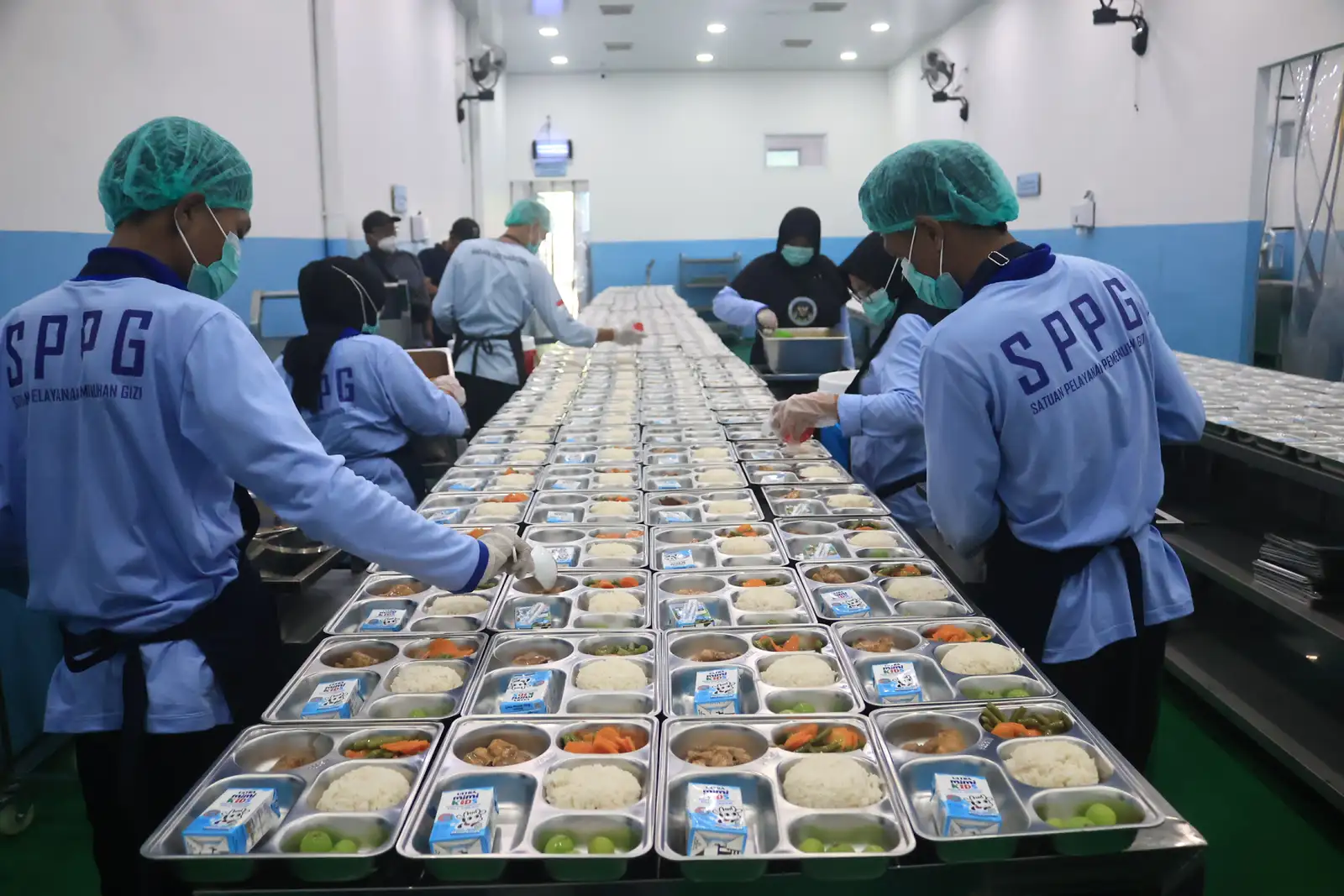 Viral Sebut “Rakyat Jelata Tak Bersyukur”, Pegawai SPPG Akhirnya Minta Maaf dan Dipecat