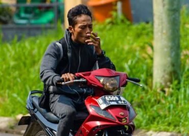 MK Tolak Gugatan Sanksi Kerja Sosial Bagi Pemotor yang Merokok: Apa Alasan Hakim?