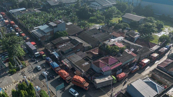 TPST Bantargebang Tersendat, Antrean Truk Sampah Mengular Hingga 8 Kilometer di Bekasi