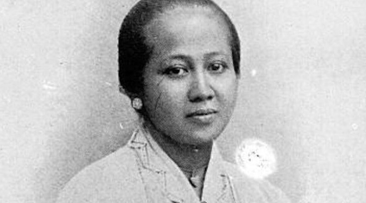 0541552COLLECTIE-TROPENMUSEUM-Gesigneerd-portret-van-Raden-Ajeng-Kartini-TMnr-10018775780x390
