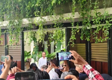 Rumah Jokowi di Solo Diserbu Warga, “Tembok Ratapan” Jadi Sorotan Publik