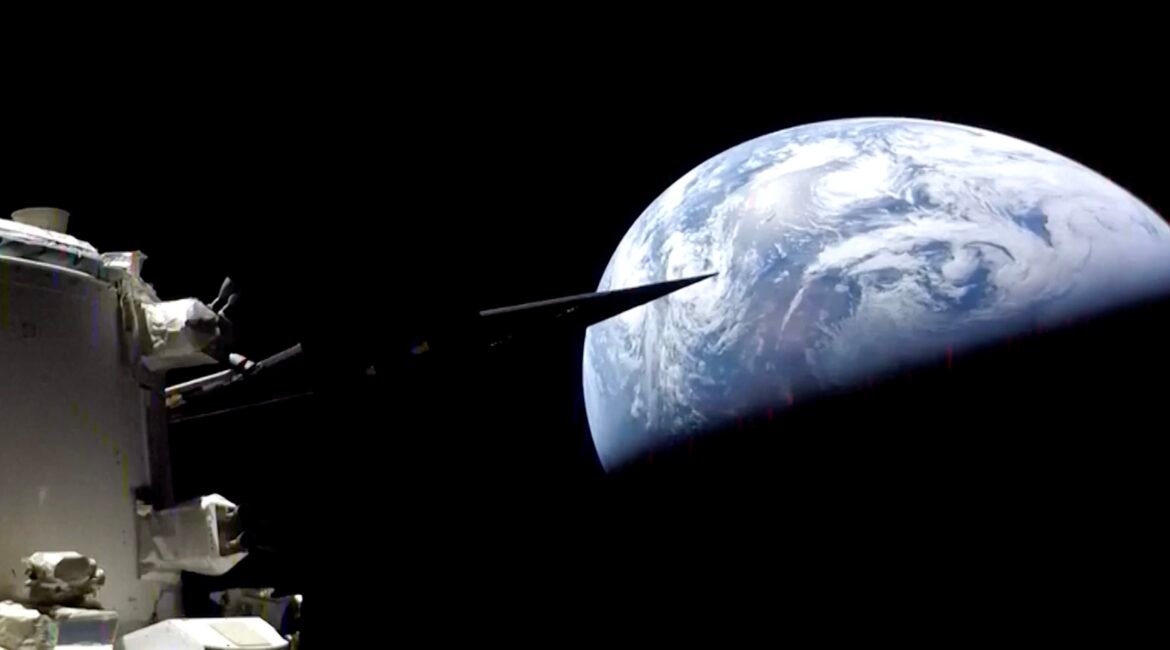 Earth_view_from_Artemis_II