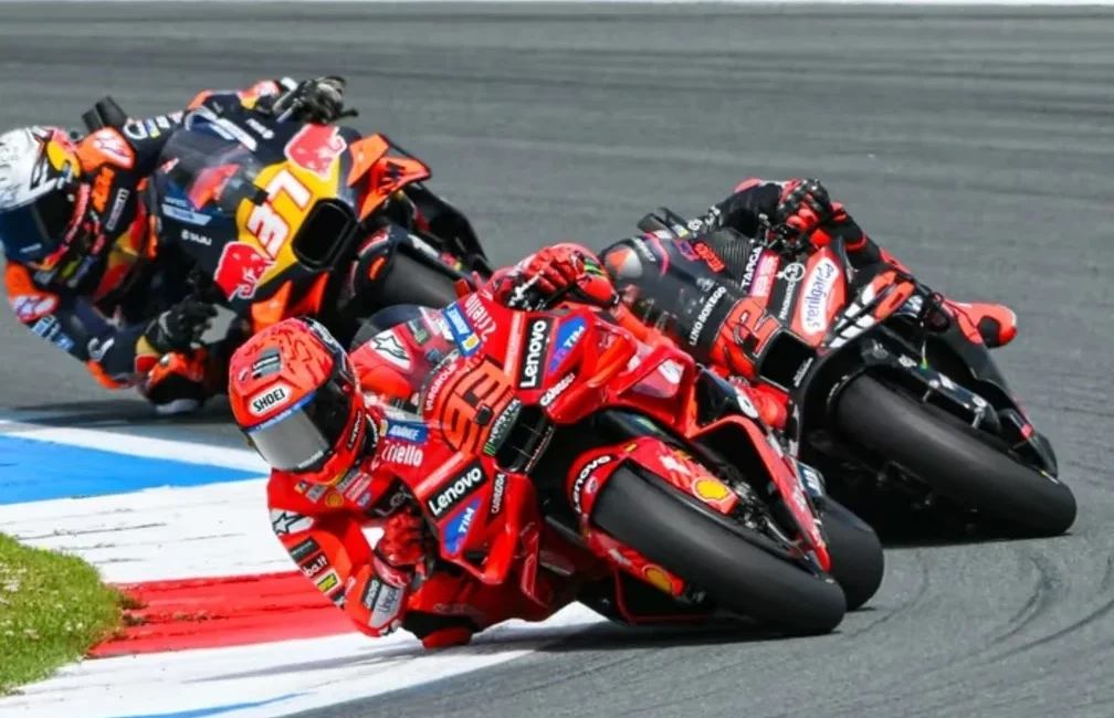 Marquez-Bezzecchi-Assen-MotoGP-2025