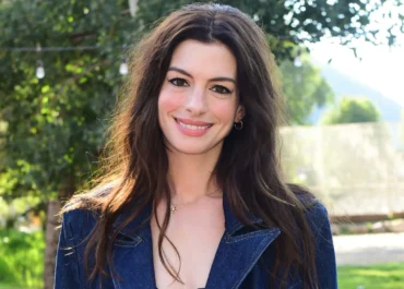 Viral di Karpet Merah, Anne Hathaway Terima Hadiah Al-Qur’an Usai Ucap “Insya Allah”