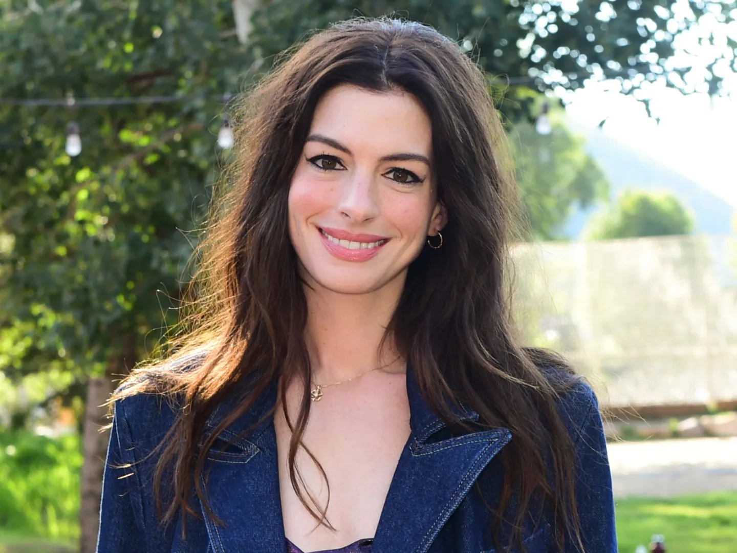 Viral di Karpet Merah, Anne Hathaway Terima Hadiah Al-Qur’an Usai Ucap “Insya Allah”