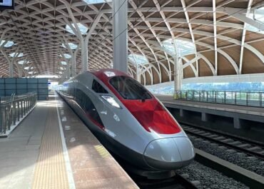 Aksi Nekat Penumpang Tahan Pintu Kereta Cepat Whoosh Viral, Perjalanan Sempat Tertunda