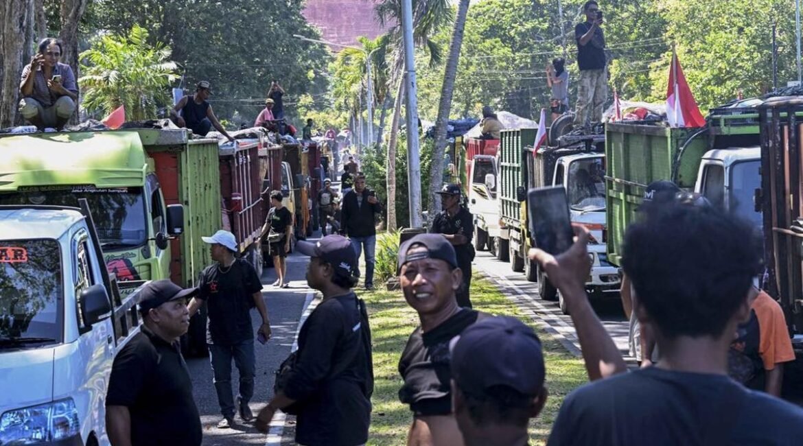 ratusan-truk-sampah-geruduk-kantor-pplh-bali-1776318037067_169