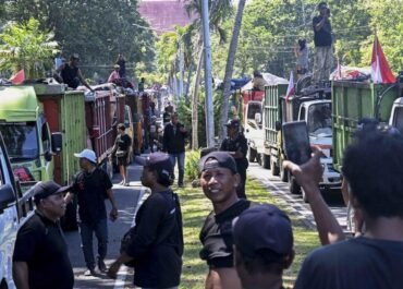 Ratusan Truk Sampah Kepung Kantor PPLH Bali, Krisis Pengelolaan Limbah Memanas