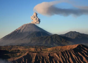 Gunung Semeru Erupsi Hebat, Awan Panas Meluncur Hingga 4 Km dari Kawah
