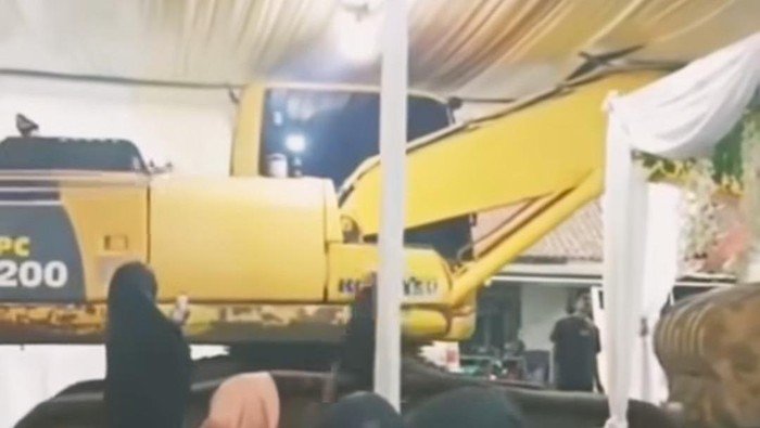 Ekskavator Melintas di Tenda Hajatan Sleman Viral, Ini Kronologi dan Penjelasan Warga