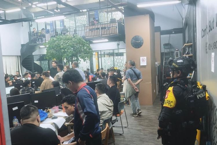 Markas Judi Online di Hayam Wuruk Digerebek, Puluhan Orang Diamankan Polisi