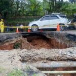 Jalan Raya Lenteng Agung Mendadak Ambles, Beton Bawah Tanah Diduga Lapuk Termakan Usia
