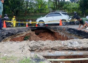 Jalan Raya Lenteng Agung Mendadak Ambles, Beton Bawah Tanah Diduga Lapuk Termakan Usia