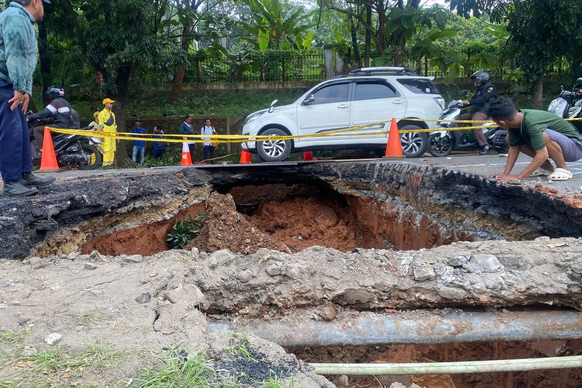 Jalan Raya Lenteng Agung Mendadak Ambles, Beton Bawah Tanah Diduga Lapuk Termakan Usia