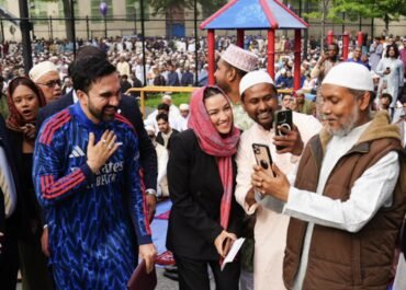 Zohran Mamdani Jadi Sorotan saat Shalat Idul Adha, Jubah Bernuansa Arsenal Curi Perhatian Jamaah