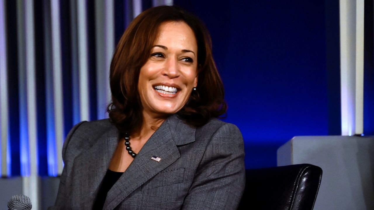 Pidato Memanas! Kamala Harris Sebut Trump Ancaman Nyata, Singgung “Perang Kata” di Panggung Politik AS
