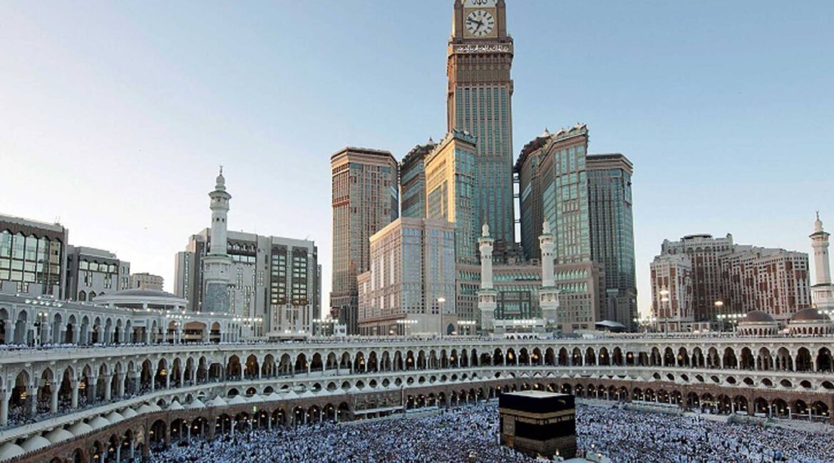 skyscrapers-and-hajj-crowd-in-makkah-hd-fwavjaoaj55qbzlb