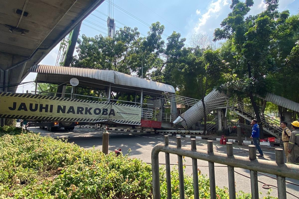 Truk Berhasil Dimundurkan, JPO Tendean Masih Rusak Parah dan Arus Lalu Lintas Dialihkan
